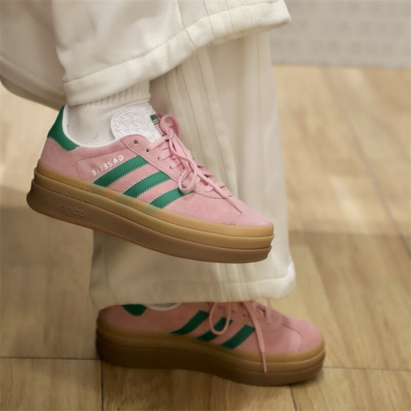 أحذية رياضية نسائية من أديداس  - مراجعة Adidas Shoes Gazelle وسعره